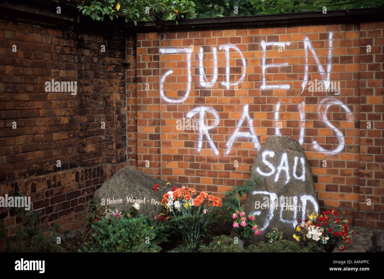 Les tombes de Bertolt Brecht et de son épouse Hélène Weigel étaient enduites de graffitis antisémites antisémites. Cimetière Dorotheenstadt Berlin été 1990 Banque D'Images