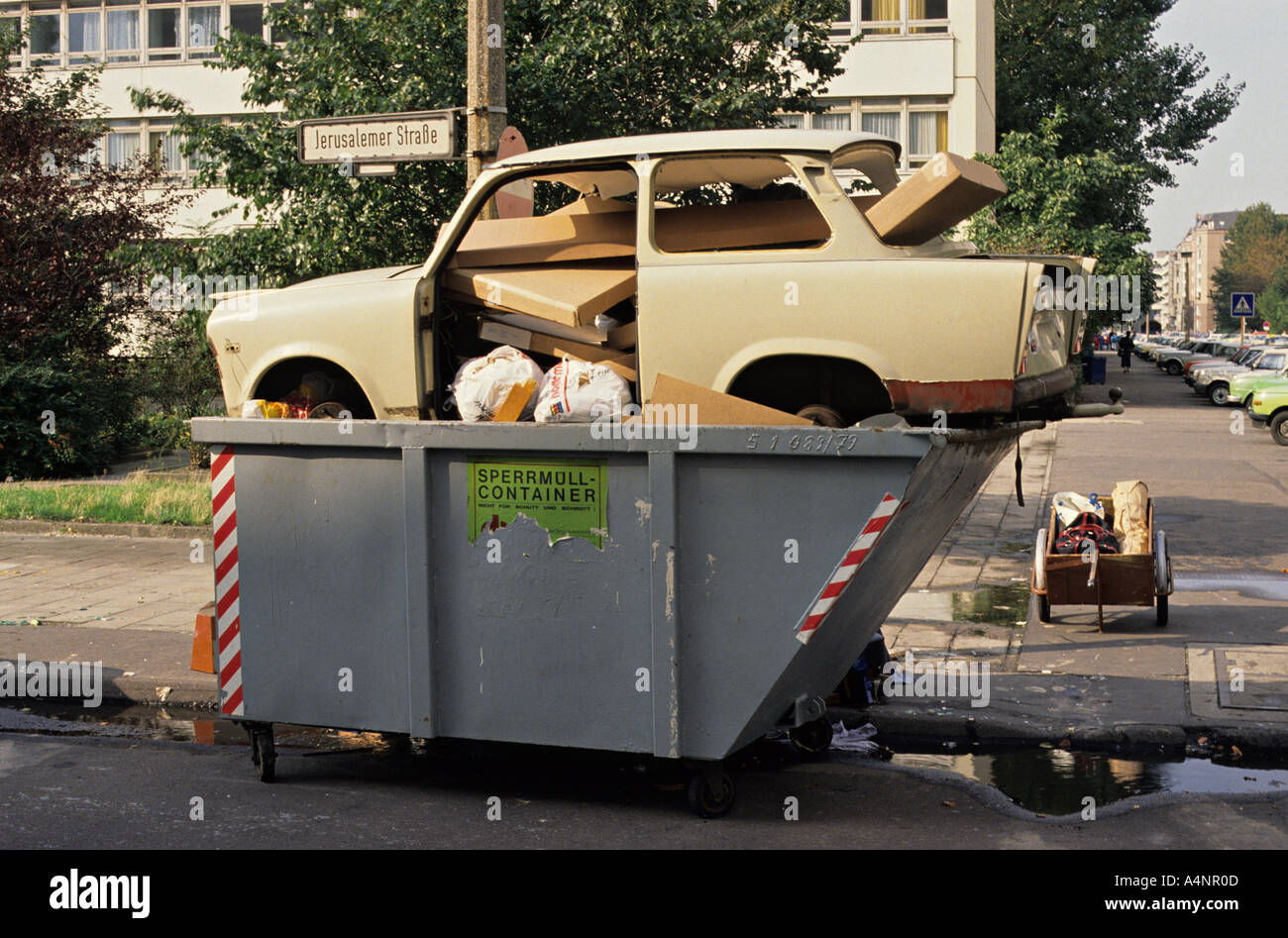 Histoire La toute première voiture Trabant à être jeté après la chute du Mur de Berlin à l'été 1990 Banque D'Images