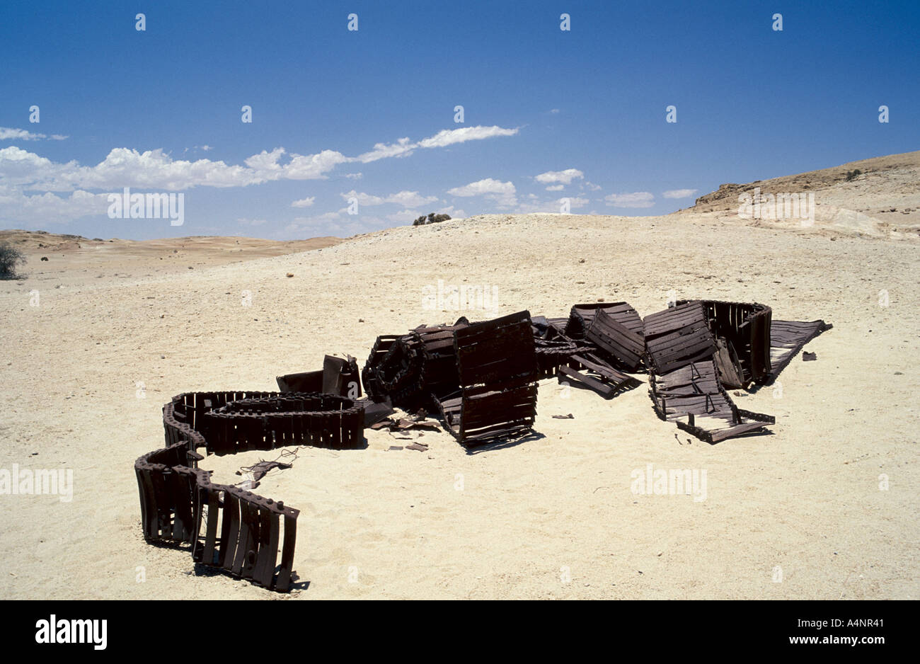 Vieux tracteur abandonné de la PREMIÈRE GUERRE MONDIALE ne les tenons des troupes d'Afrique du sud du désert du Namib Welwitschia drive Afrique Namibie Banque D'Images
