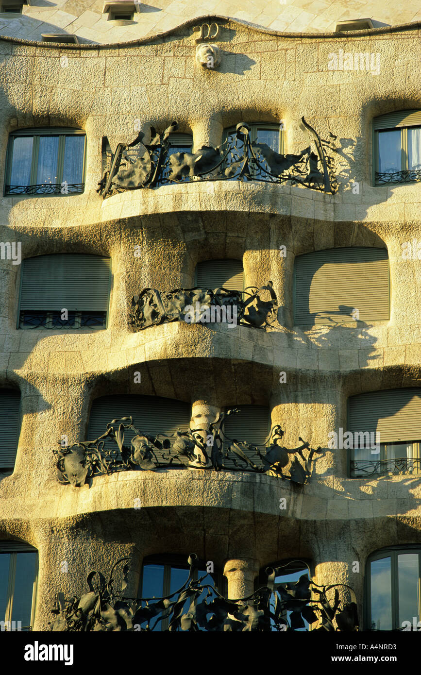 Antoni Gaudi, Casa Mila, de La Pedrera, Barcelone Espagne. La façade principale en fin d'après-midi la lumière. Banque D'Images