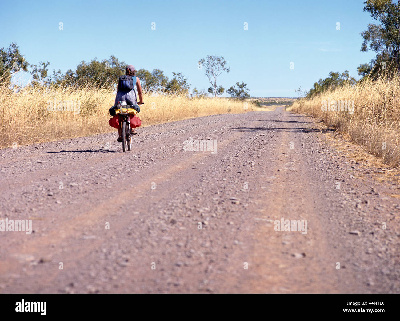 Les cyclistes sur route de campagne, l'ouest de l'Australie Australie Pacifique Banque D'Images