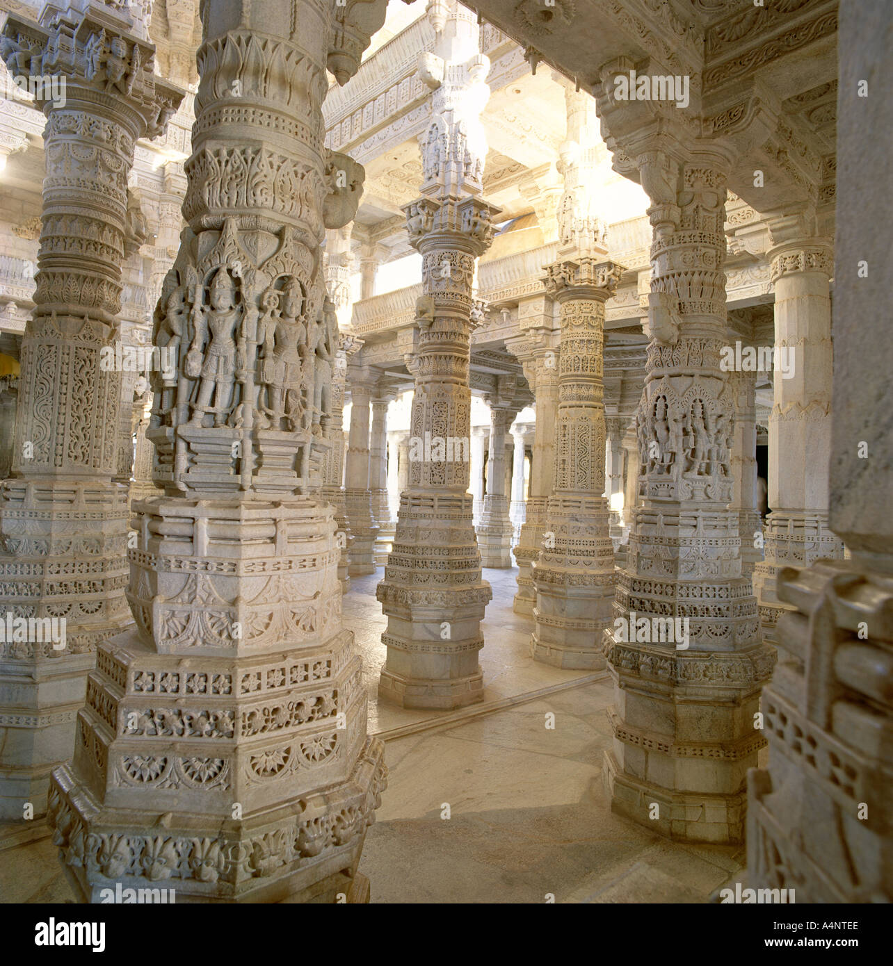 Détail de quelques-unes des 1444 piliers toutes différentes et sculpté à la main à l'intérieur du temple de Jain Ranakpur Rajasthan Inde Asie Banque D'Images