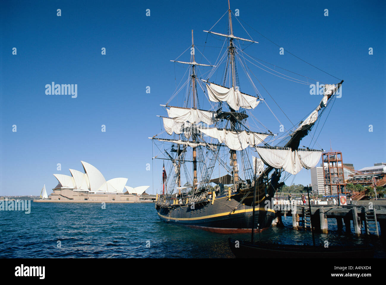 Réplique de H M S Bounty et Opéra de Sydney Sydney New South Wales N S W Australie Pacifique Banque D'Images