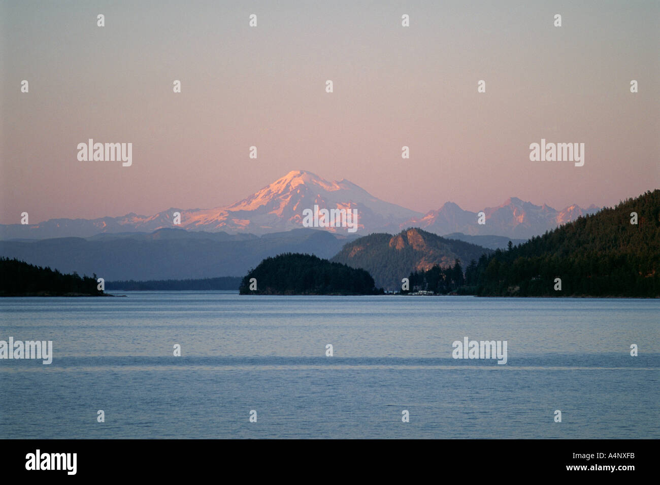 Le mont Baker, de San Juan Islands l'État de Washington, États-Unis d'Amérique U S A Amérique du Nord Banque D'Images