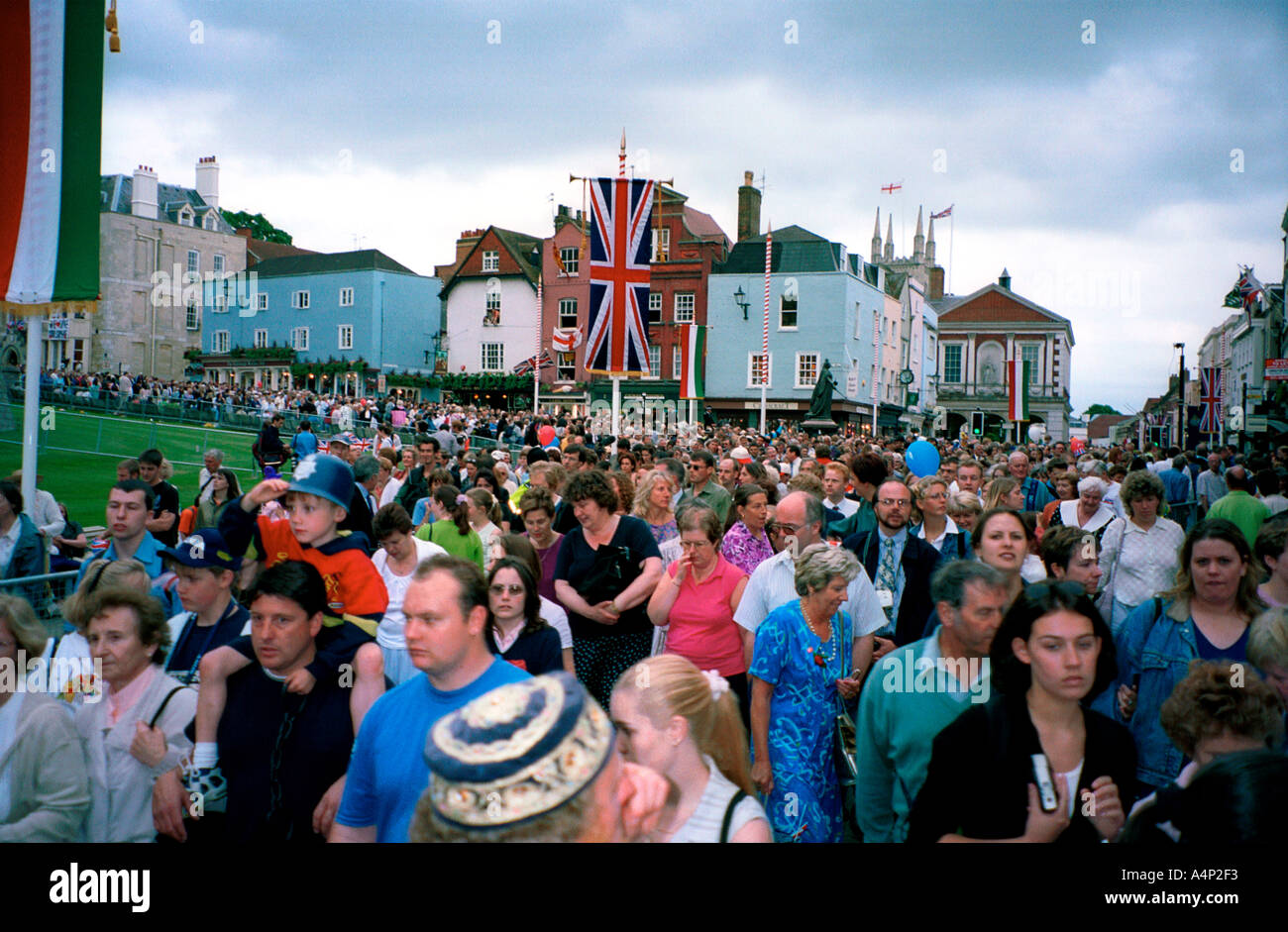 La foule de quitter Windsor après le mariage du Prince Edward et Sophie Rhys-Jones 1999 Angleterre Berkshire Banque D'Images