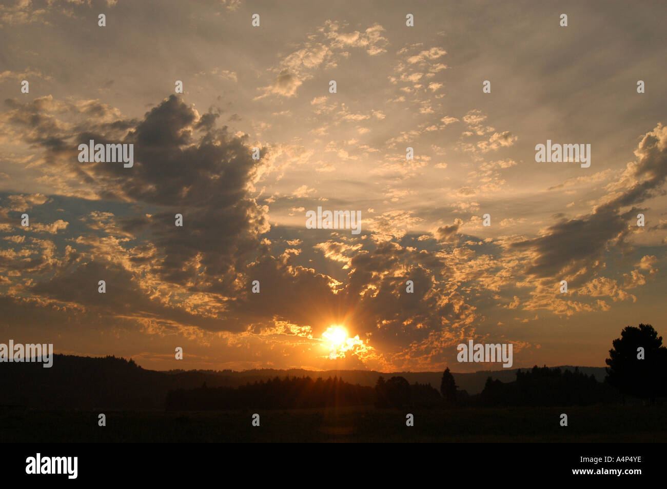 Incroyable coucher du soleil avec des nuages Banque D'Images