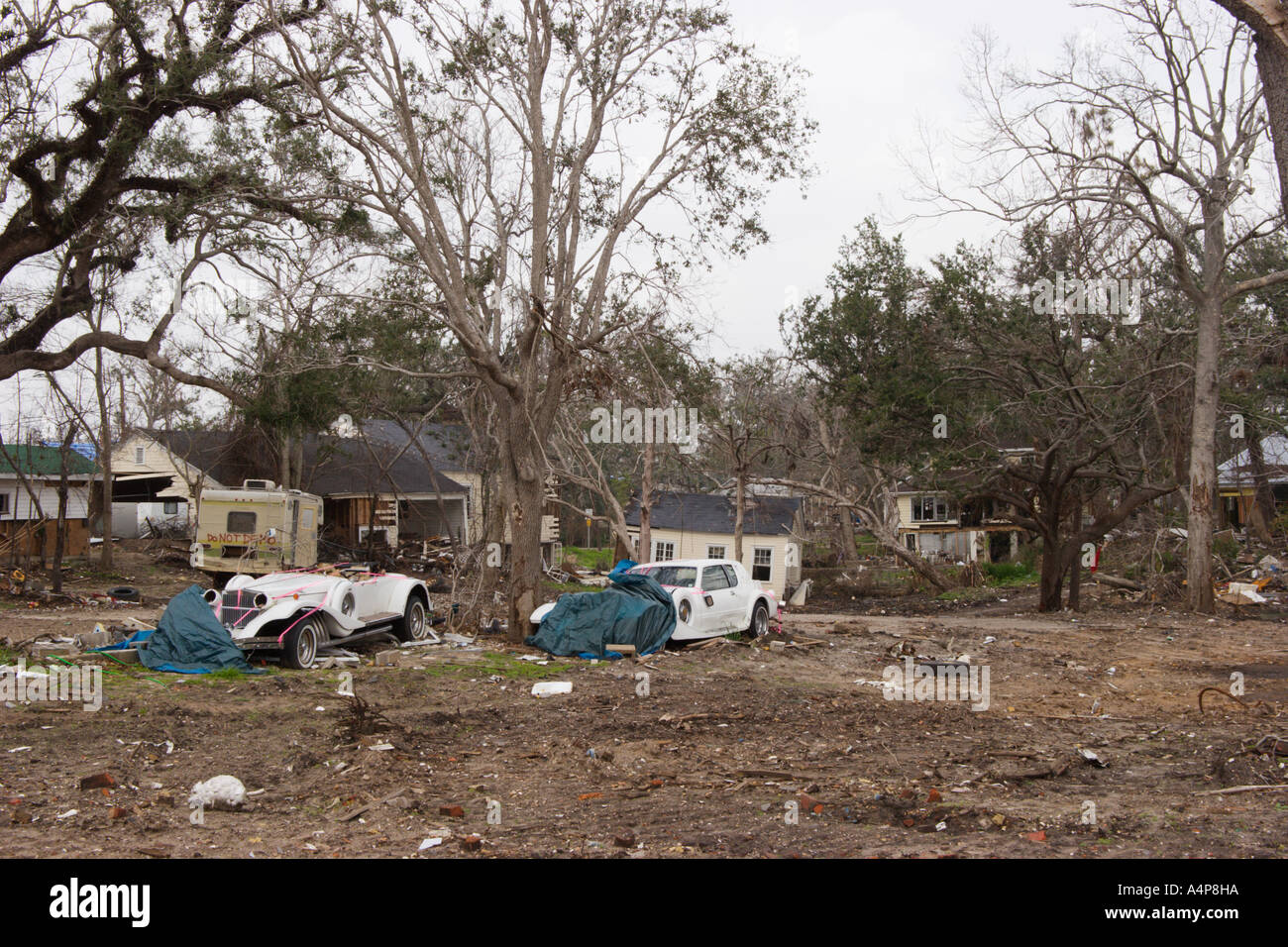 Deux voitures de kit passe-temps sont abandonnées dans la dévastation de l'ouragan Katrina à Biloxi Mississippi Banque D'Images