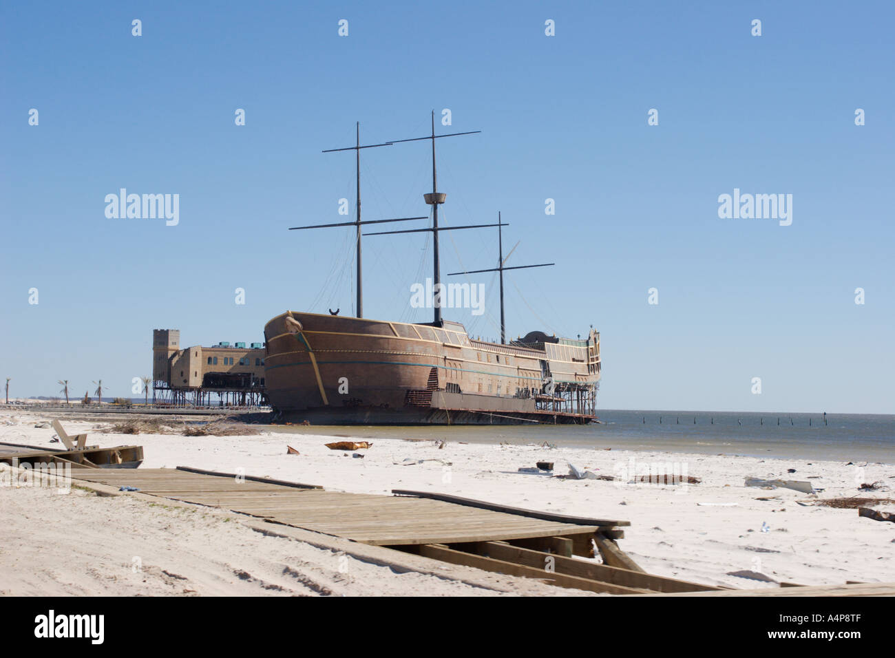 Treasure Bay Casino en forme de bateau pirate est vidé et échoué par l'ouragan Katrina à Biloxi Mississippi Banque D'Images