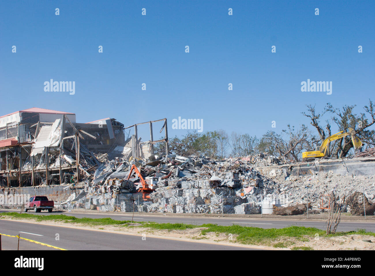 Biloxi Grand Casino construit sur une barge toujours en cours de démolition six mois après que l'ouragan Katrina l'a déplacé sur terre et à travers l'autoroute 90 à Biloxi, Mississippi, États-Unis Banque D'Images