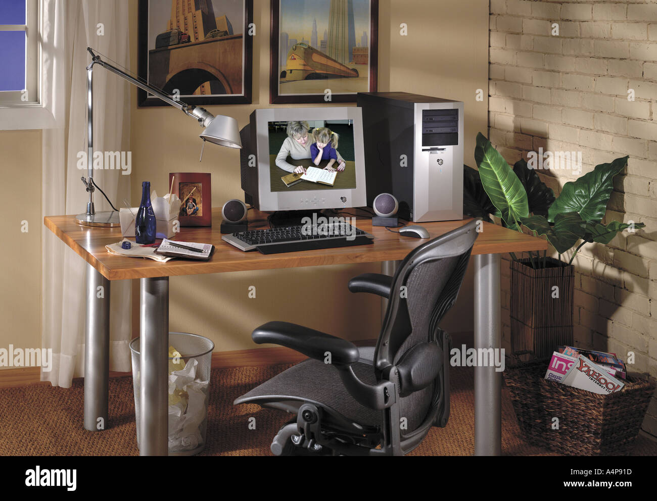 Accueil bureau avec ordinateur et bureau Banque D'Images