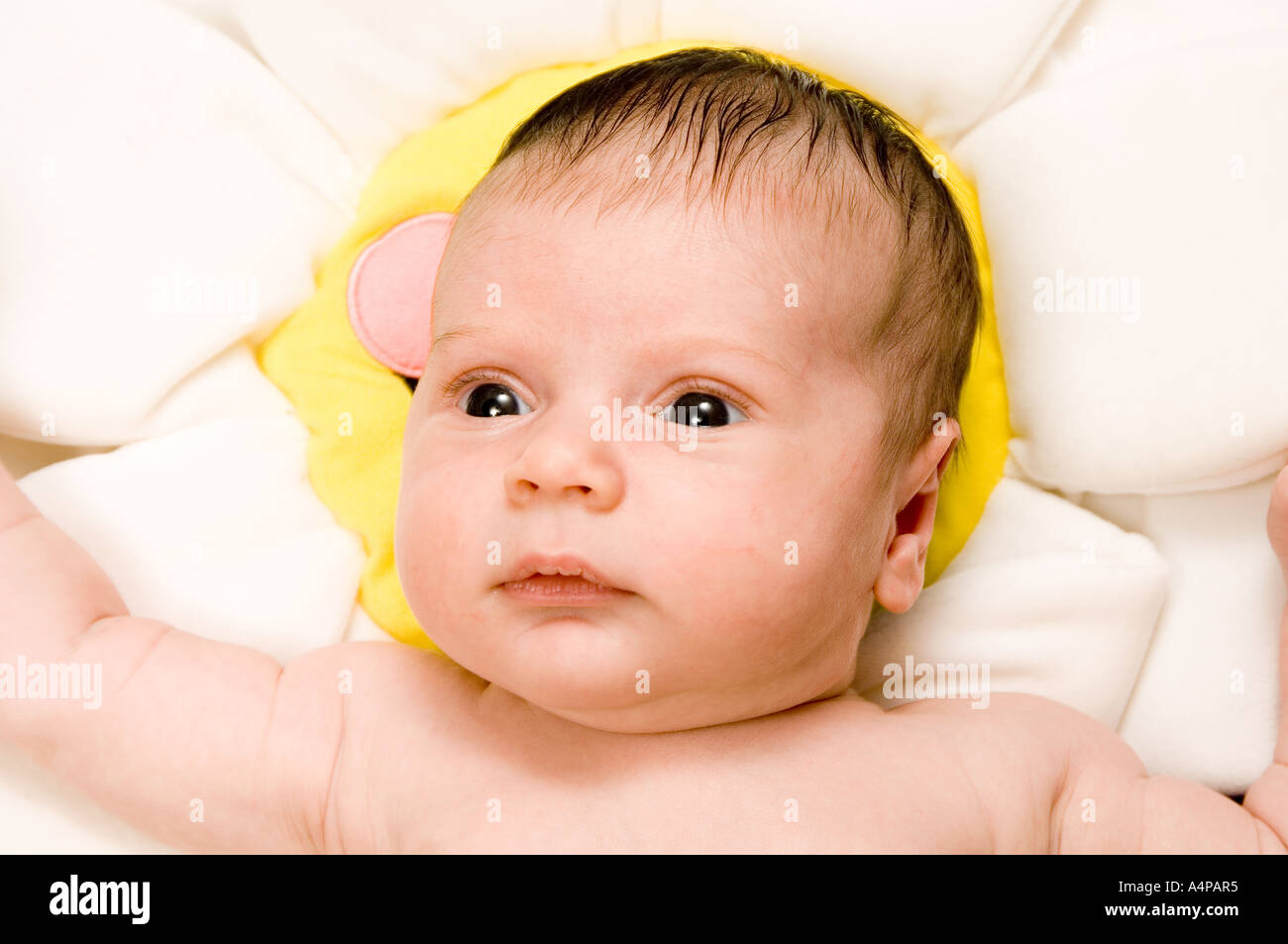 4 Semaine Bebe Garcon Couche A La Maison 1 De 4 Photo Stock Alamy