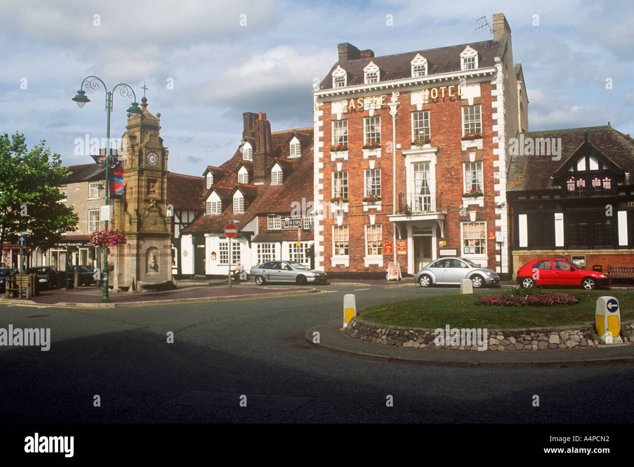 Hôtel Château et tour de l'horloge St Peters Square Ruthin Denbighshire North East Wales Banque D'Images