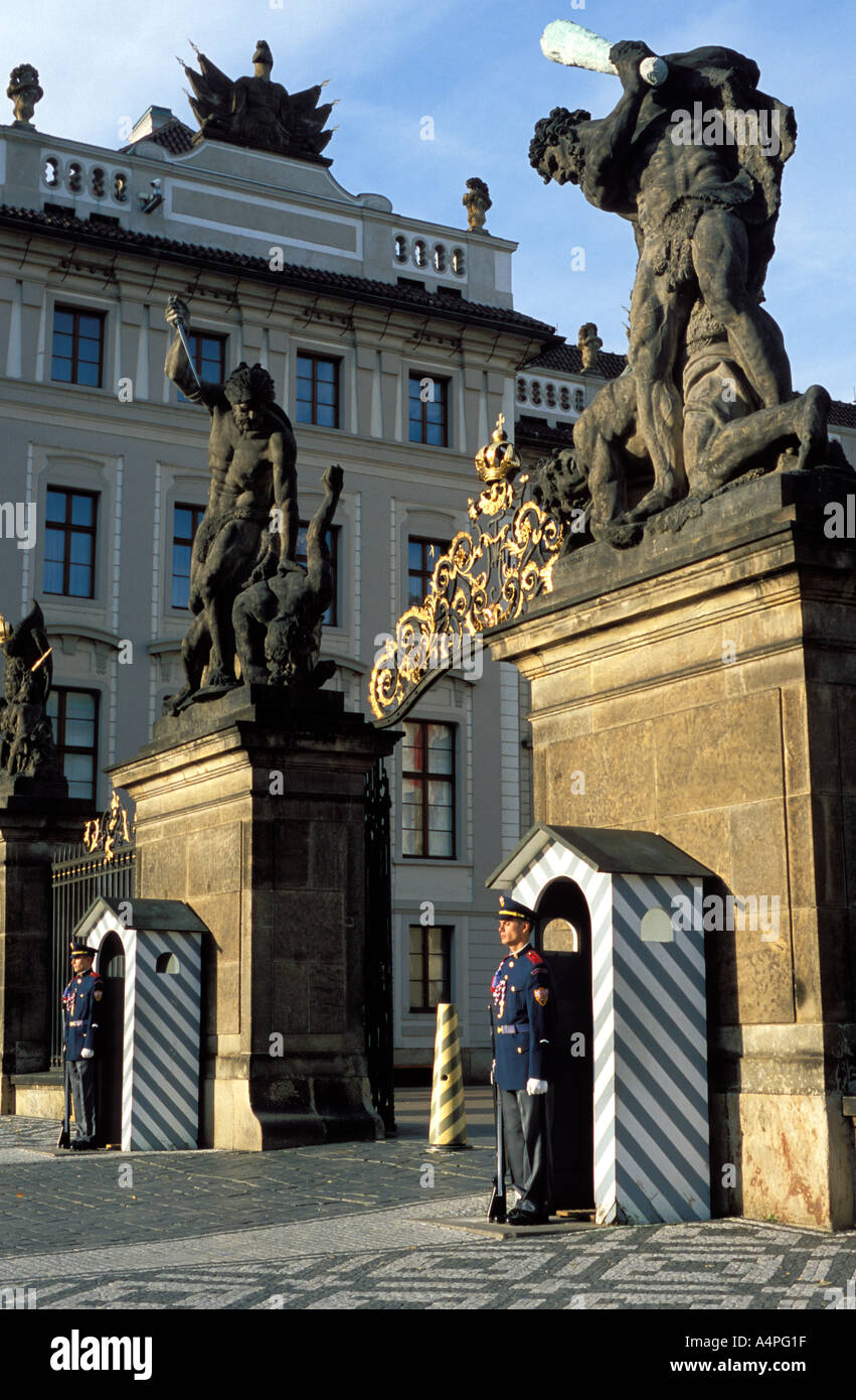 Deux gardes devant la porte du château de Prague qui a une statue titan sur chacune de ses deux piliers Hradcany Prague République Tchèque Banque D'Images