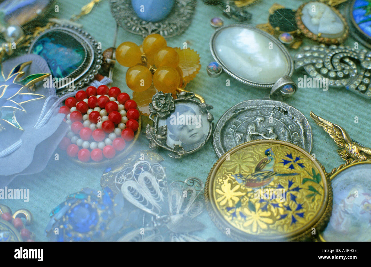 Photo d'un attachant garçon enfant dans une vieille télécommande. Les bijoux antiques à vendre sous verre dans un marché aux puces en France. Close up. Banque D'Images