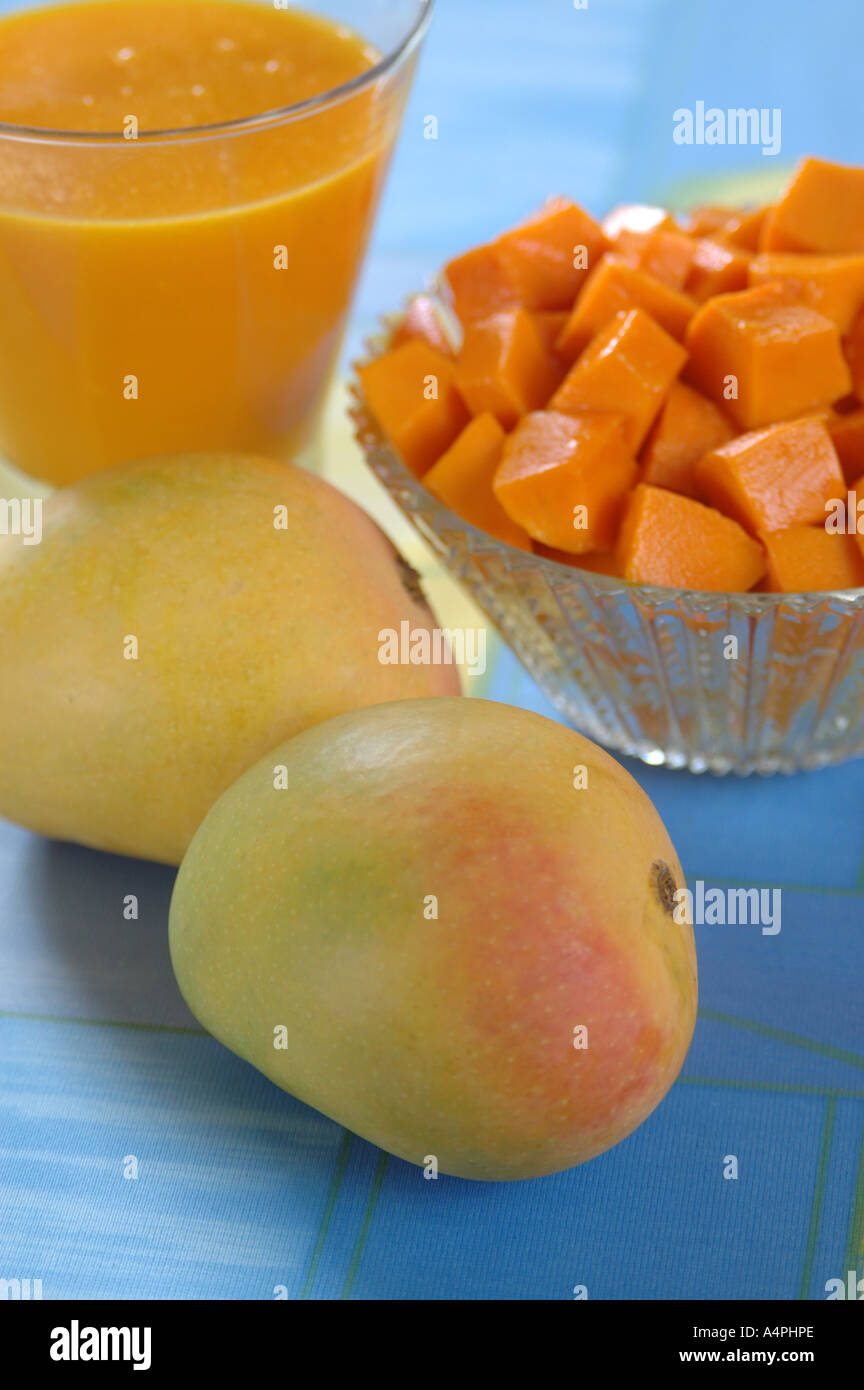 ANG77744 mangues Alphonso et jus dans le verre et couper la mangue en cubes dans un bol Banque D'Images