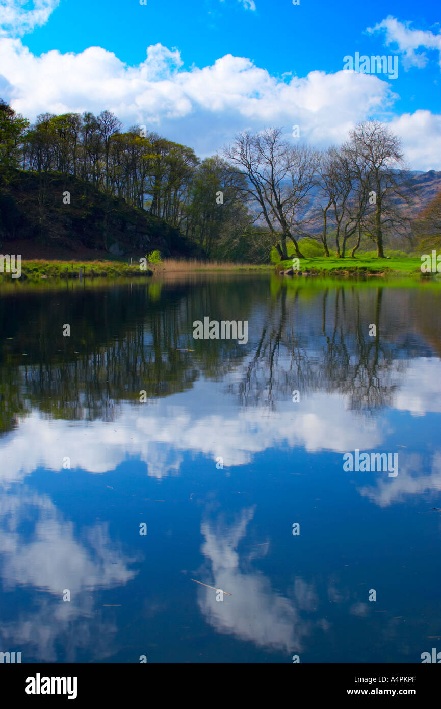 L'Angleterre, Cumbria, Parc National de Lake District. Comme miroir reflets dans les eaux calmes d'Lake Road. Banque D'Images