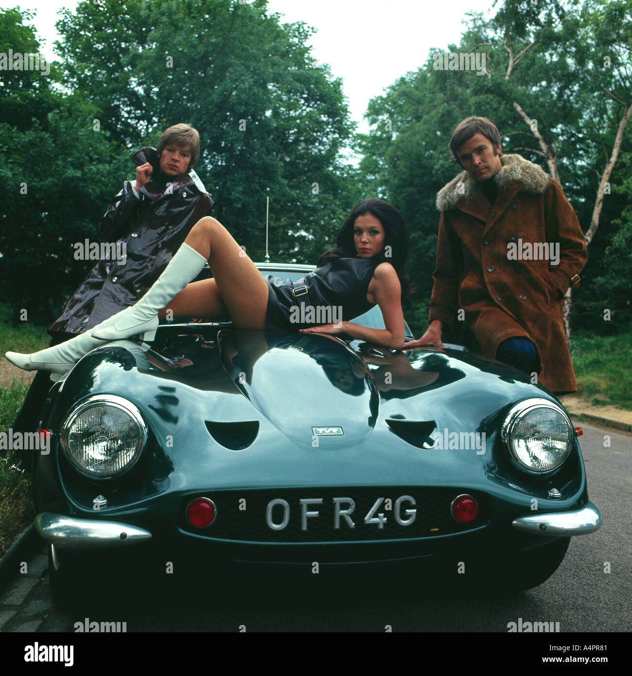 Les modèles de la mode masculine et féminine 1960 1970 Banque D'Images