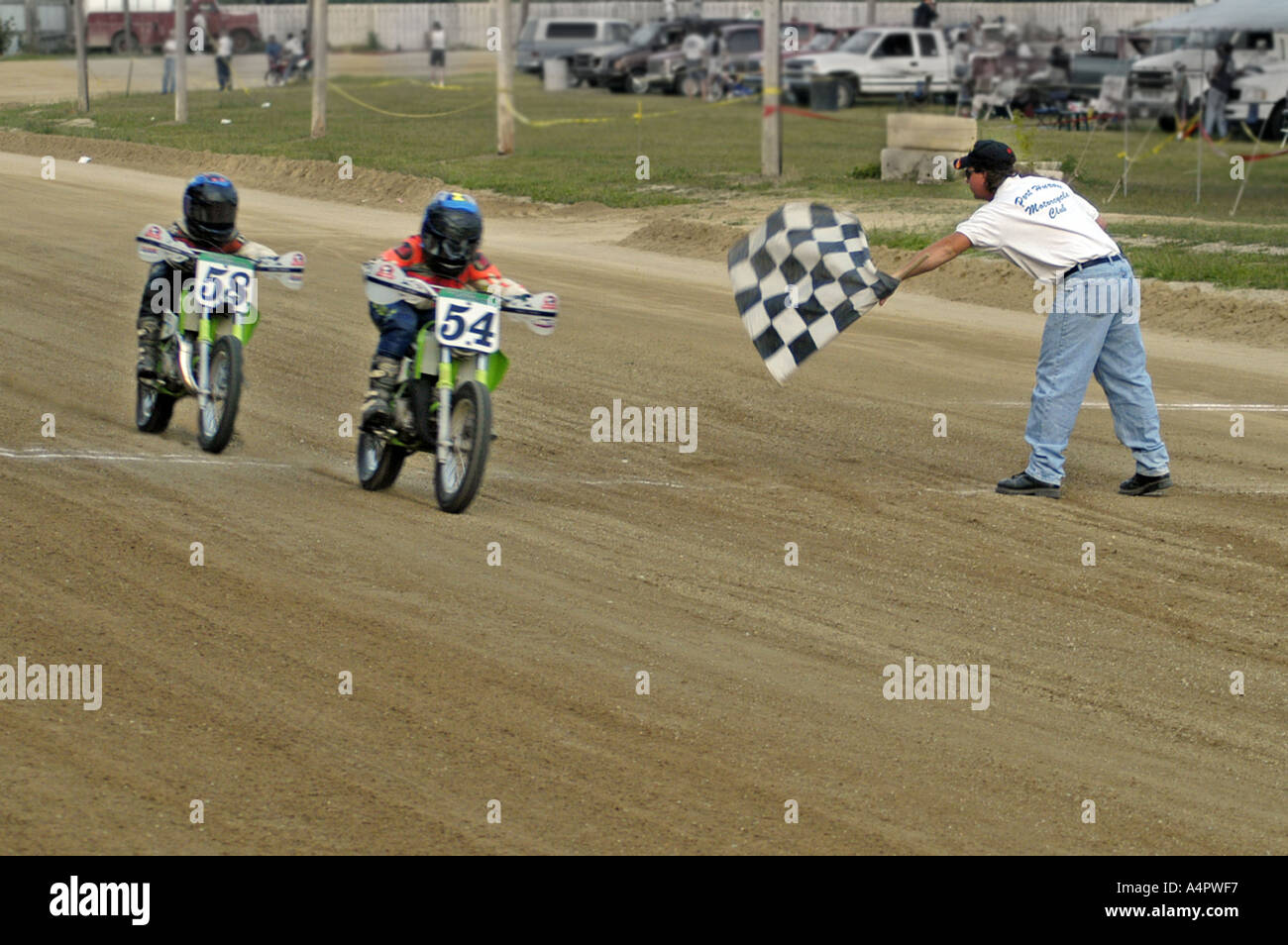 Deux coureurs de l'enfant prendre drapeau à damiers au dirt track course moto Croswell Michigan USA Banque D'Images
