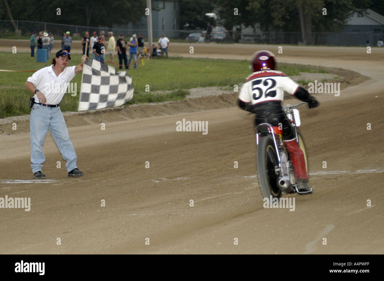 52 racer prend drapeau à damiers au dirt track course moto Croswell Michigan USA Banque D'Images
