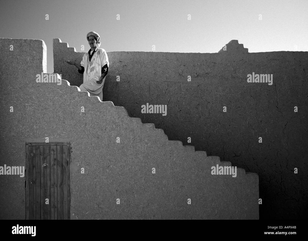 Homme marocain dans les escaliers de la maison Banque D'Images