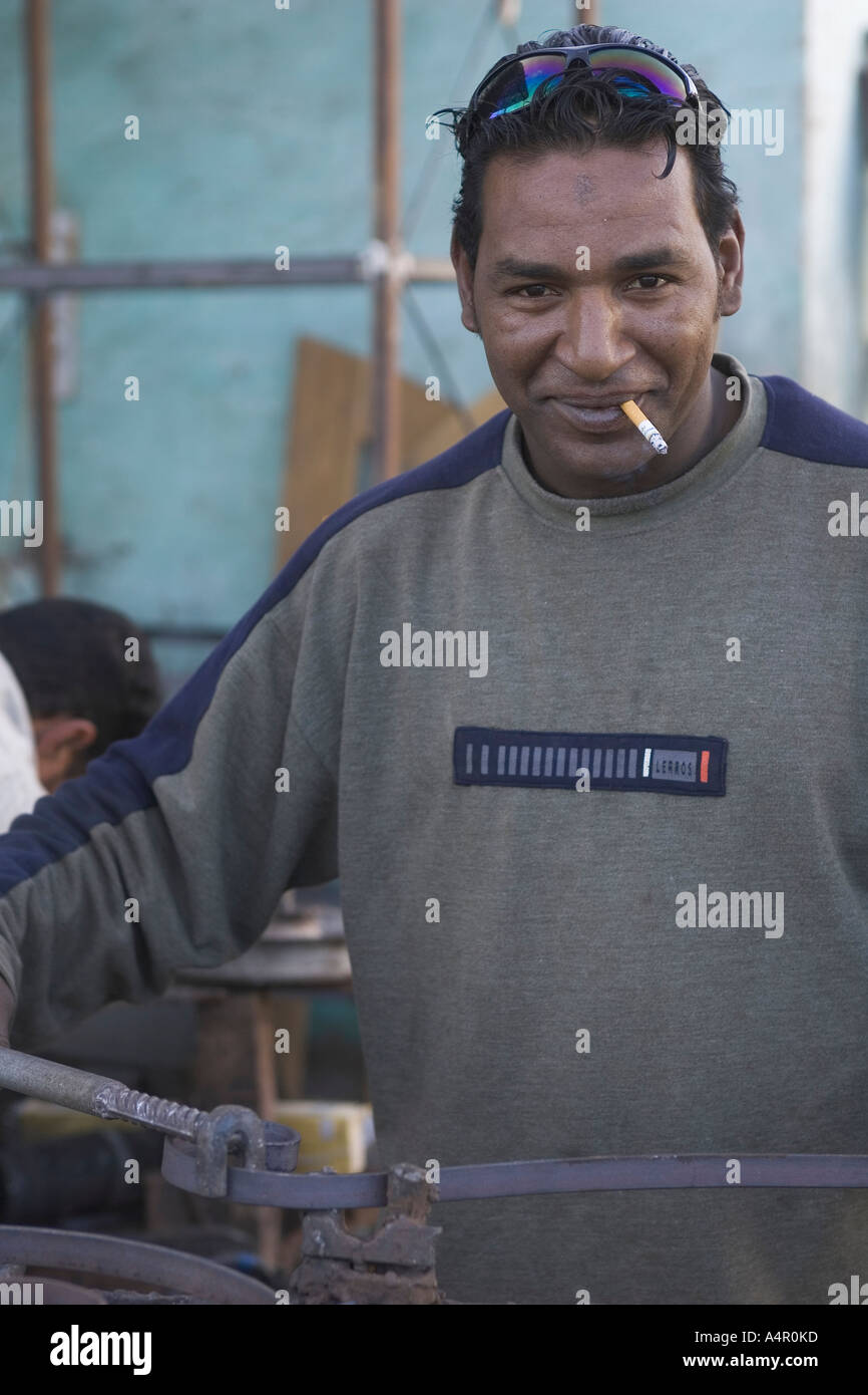 Close up of a young man smoking a cigarette Banque D'Images