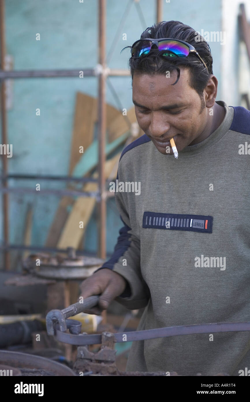 Close up of a Mid adult man et fumer une cigarette Banque D'Images