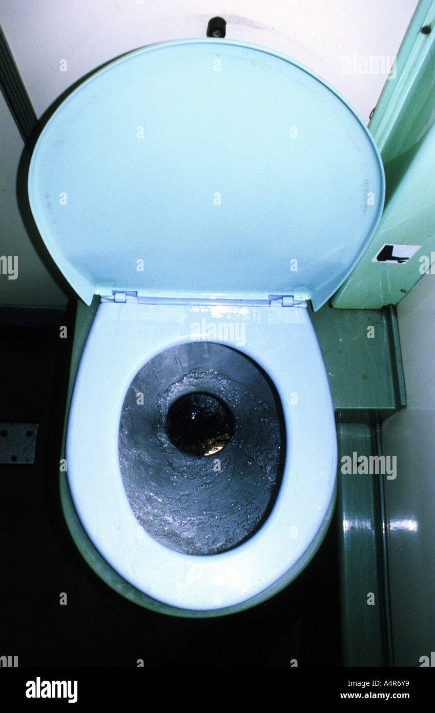 Toilettes à bord d'un train de voyageurs entre l'Italie et l'Autriche. Banque D'Images