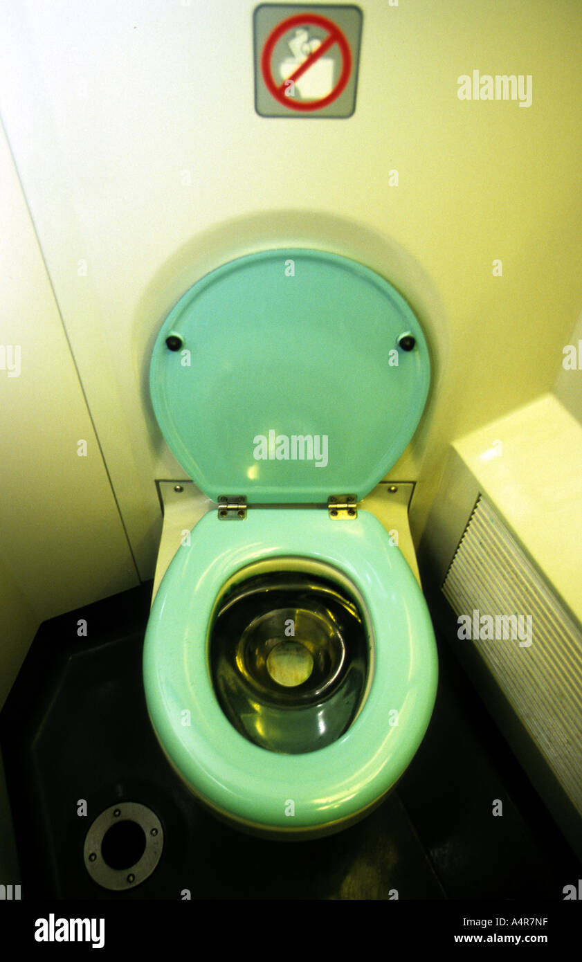 Toilettes à bord d'un express train TGV de Paris à Nice en France. Banque D'Images