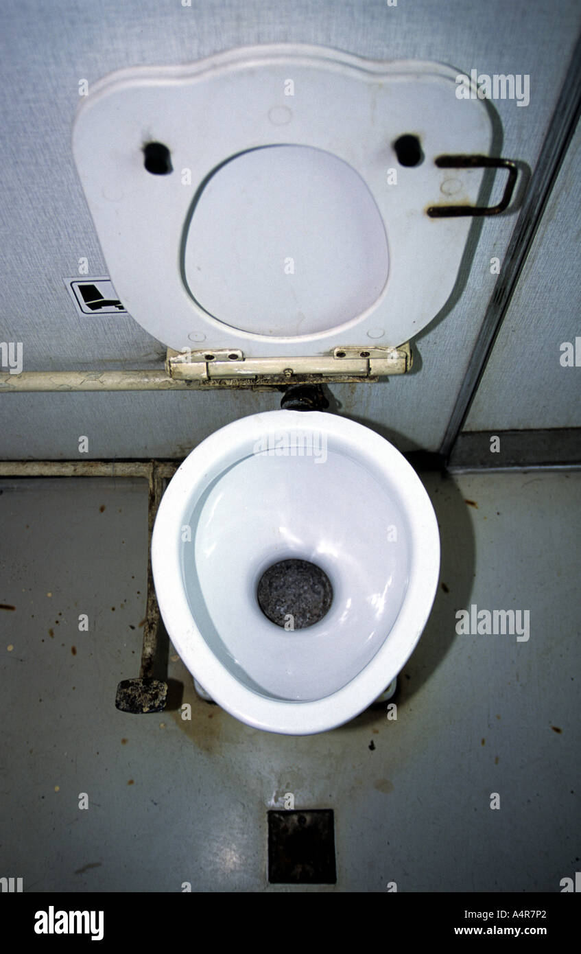 Toilettes à bord d'un train de voyageurs polonais de Varsovie à Berlin. Banque D'Images
