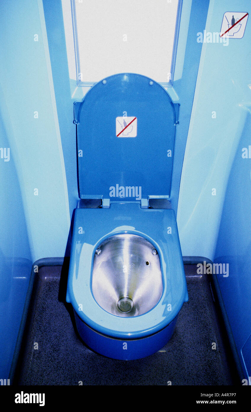 Toilettes à bord d'un X-2000 Inter-City Express de Stockholme à Malmö en Suède. Banque D'Images