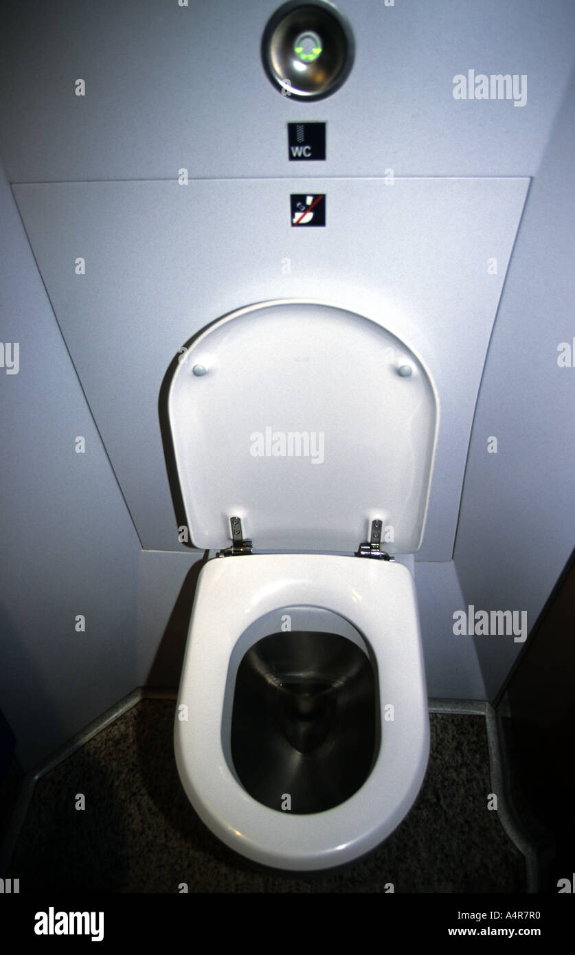 Toilettes à bord d'un train Inter City Express de Berlin à Bonn en Allemagne. Banque D'Images