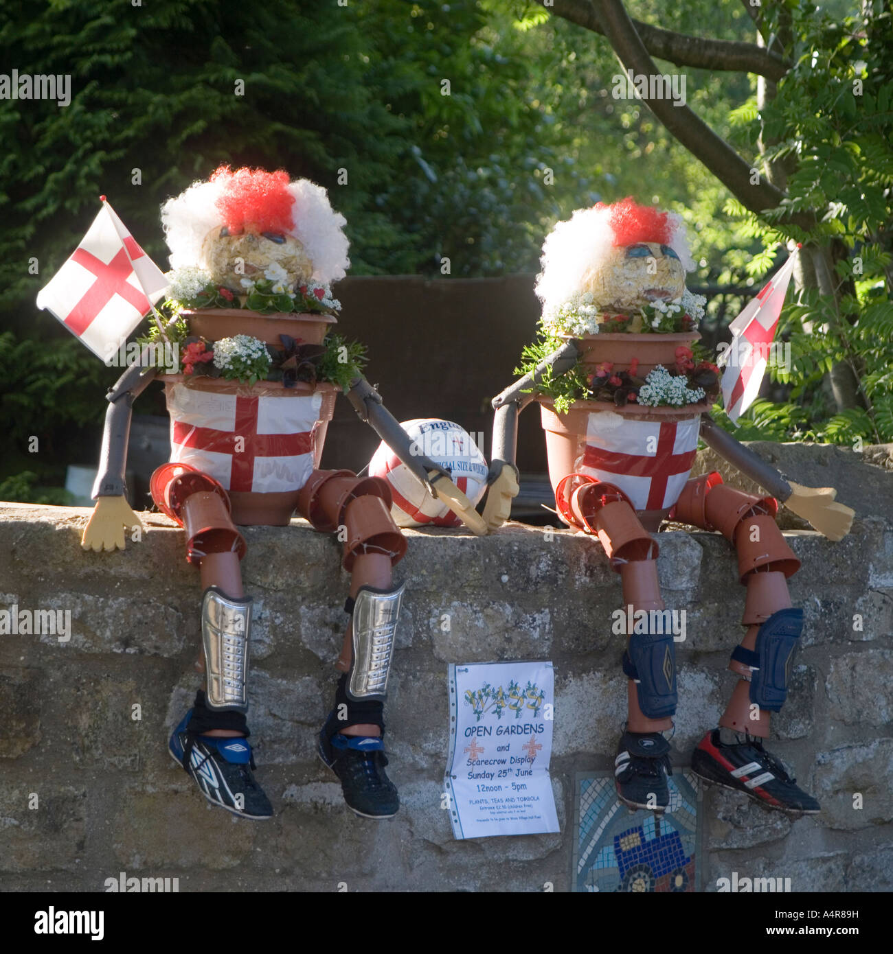 Modèles de Bill et Ben le pot de fleurs hommes habillés et en Angleterre les supporters de football ont siégé en un mur de jardin Wass Angleterre Yorkshire Banque D'Images
