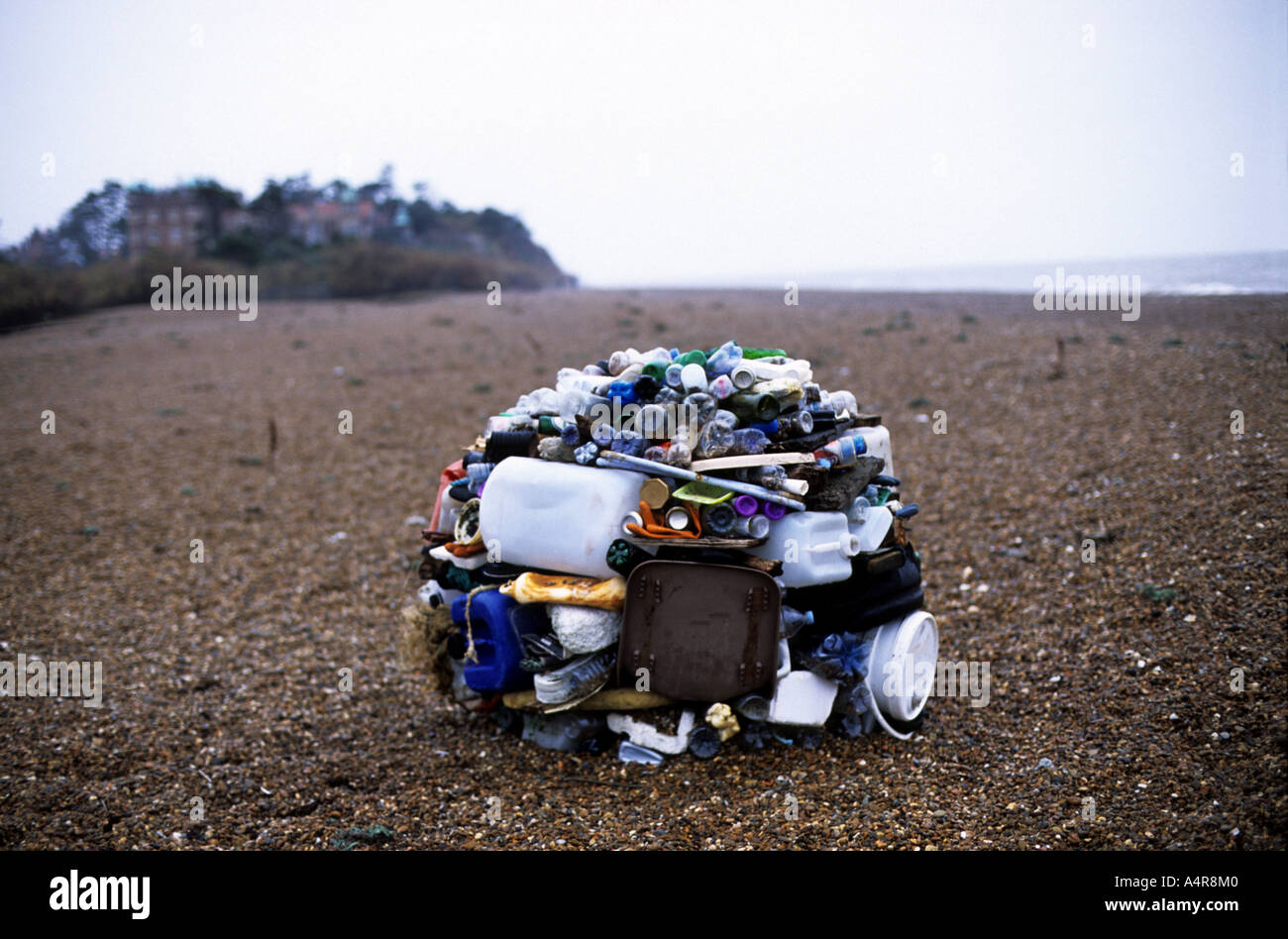 Les déchets recueillis à partir de la plage de Bawdsey Ferry in Suffolk formant une installation artistique par l'artiste local Miggie Wyllie Banque D'Images