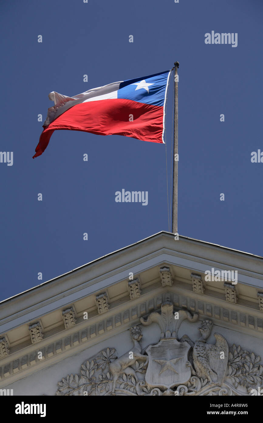 Pavillon chilien survolant un bâtiment à Santiago du Chili en Amérique du Sud Banque D'Images