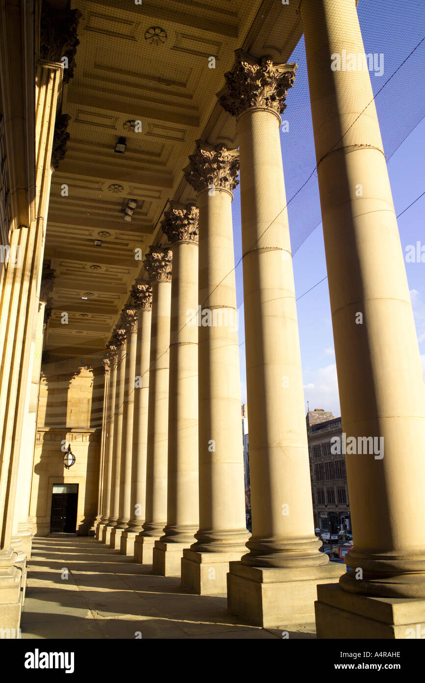 Colonnes à l'avant de l'Hôtel de ville de Leeds, TheHeadrow, Leeds, West Yorkshire, England, UK Banque D'Images