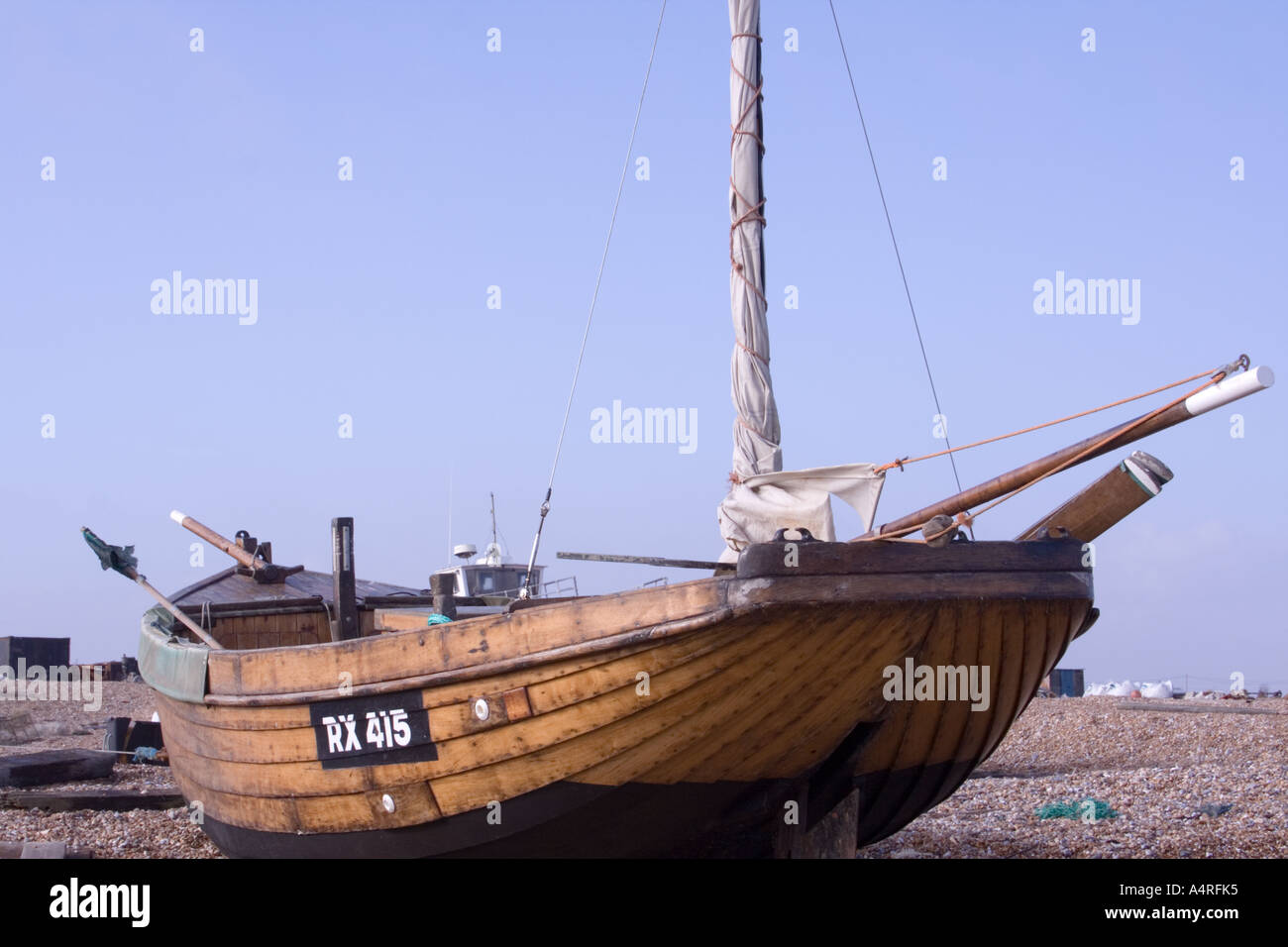 Bateau de pêche en bois de construction traditionnelle sur la plage de galets à Dungeness, dans le Kent Banque D'Images
