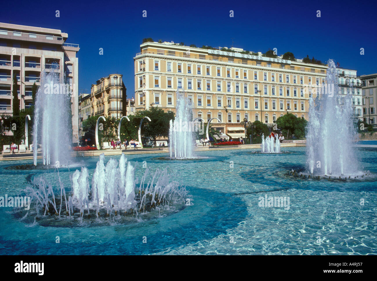 Fontaine, place Masséna, Grand Hôtel Aston, en arrière-plan, , ville de Nice, Nice, French Riviera, Cote d'Azur, France, Europe Banque D'Images