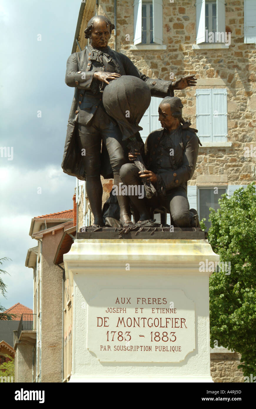 AnnonayMBF1567 Statue aux frères Montgolfier célèbre premier vol en ballon Banque D'Images