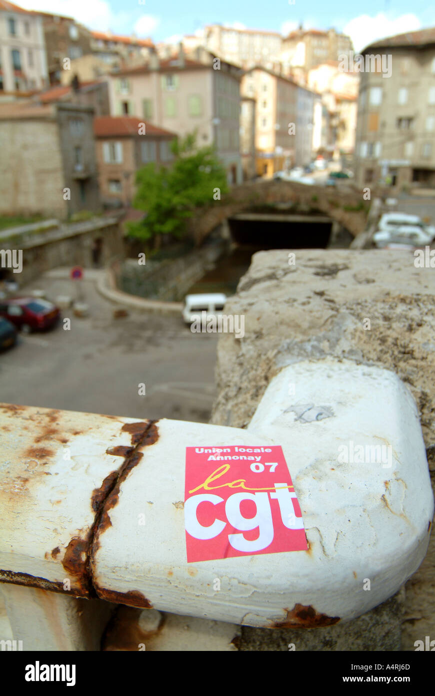 CgtMBF1535 Annonay Ardèche Vallée du Rhône France logo syndical CGT jointe à un pont métallique rail dans Annonay Banque D'Images