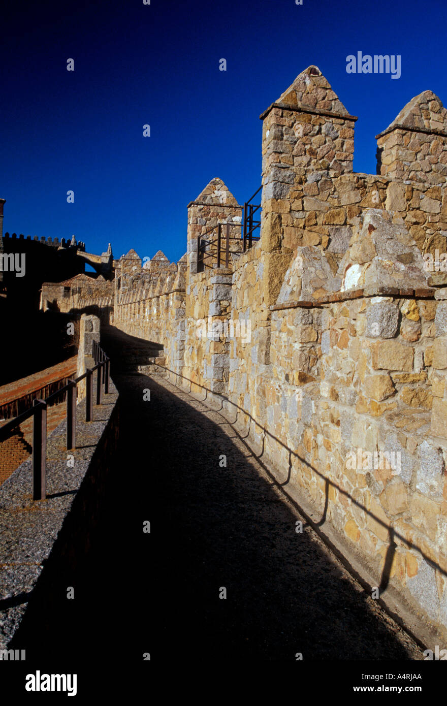 Parapets parapet le long des murs de la ville fortifiée médiévale Avila Avila Avila Province de Castille et Leon Espagne Europe Banque D'Images