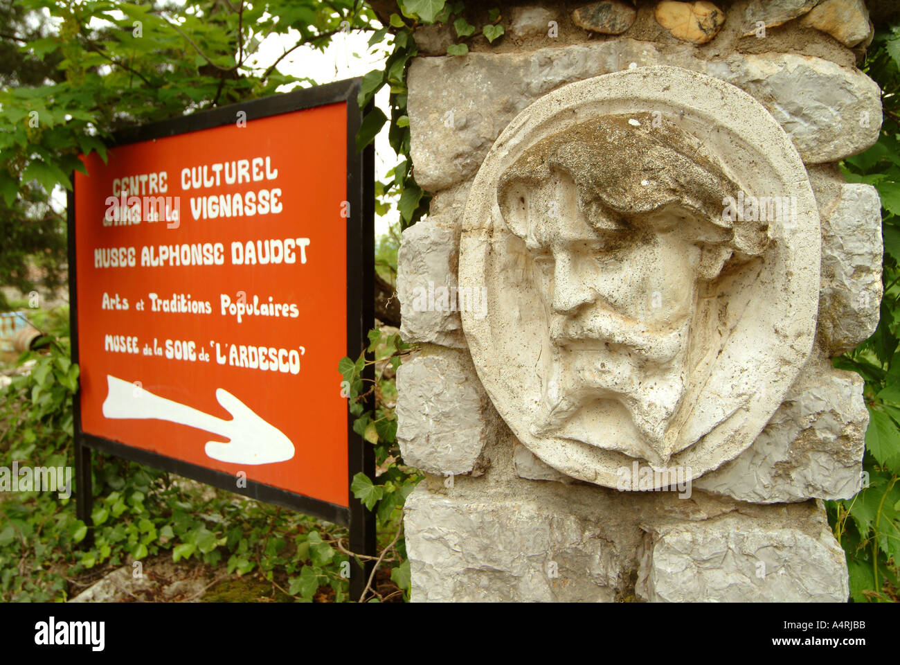 DaudetMBF1592 St Alban Auriolles Ardèche Vallée du Rhône France Secours en pierre d'auteur Alphonse Daudet musée extérieur Banque D'Images