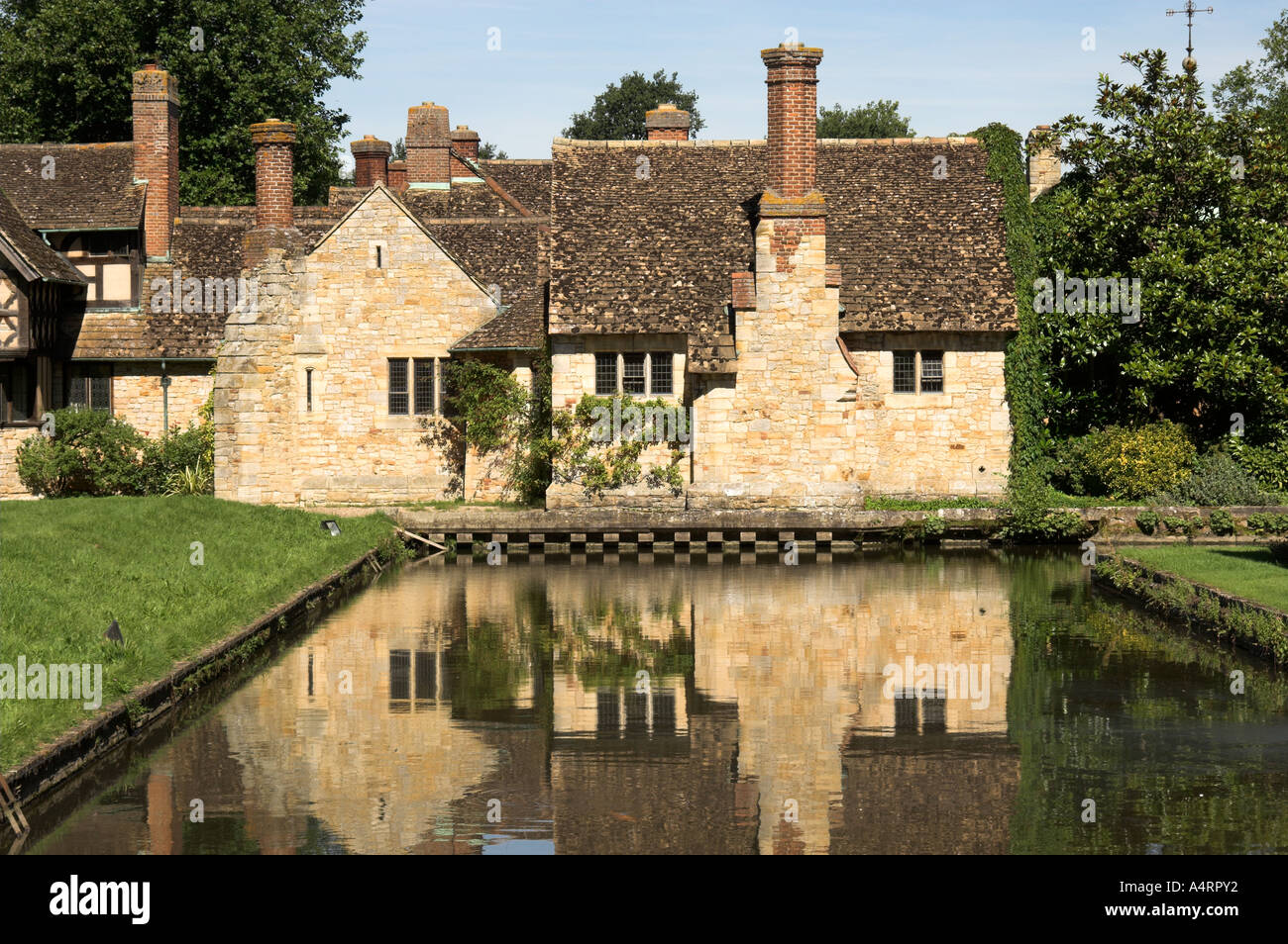 Image de Tudor cottage, reflétée dans les douves. Situé dans le magnifique parc du château de Hever. Hever, Kent UK Banque D'Images