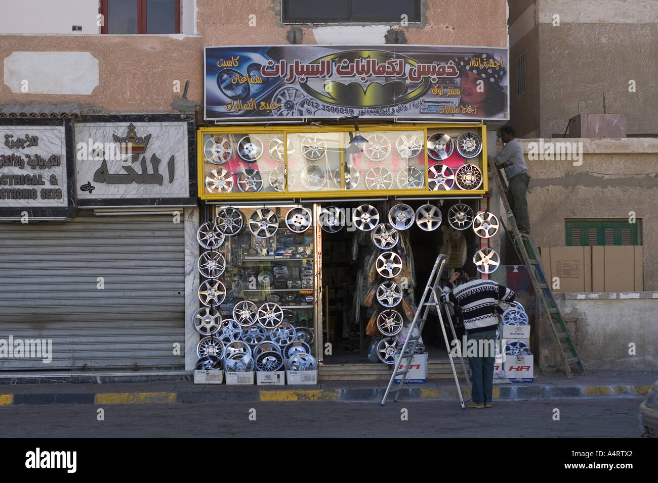 Vue arrière des deux hommes debout devant un magasin Banque D'Images
