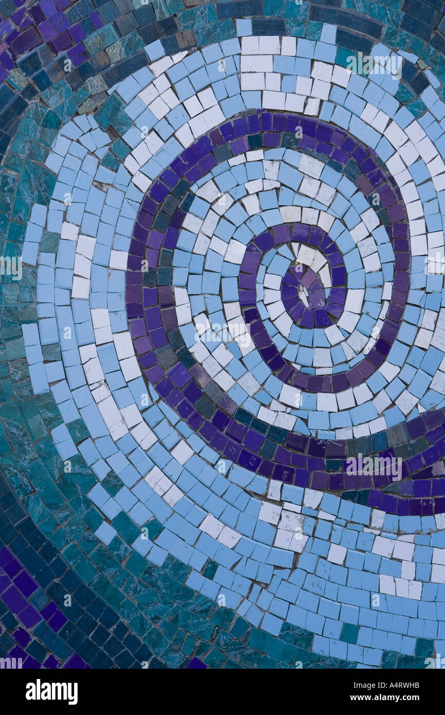 Gros plan d'une spirale carreaux de mosaïque sur un mur Banque D'Images
