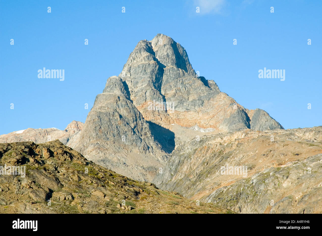 Le pic de Polhems Fjeld (1030m), l'Île Angmagssalik, fjord Sermilik, Est du Groenland Banque D'Images