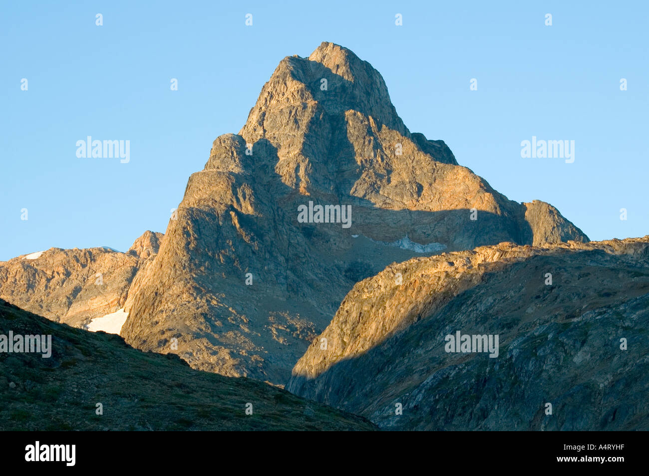 Le pic de Polhems Fjeld (1030m), l'Île Angmagssalik, fjord Sermilik, Est du Groenland Banque D'Images