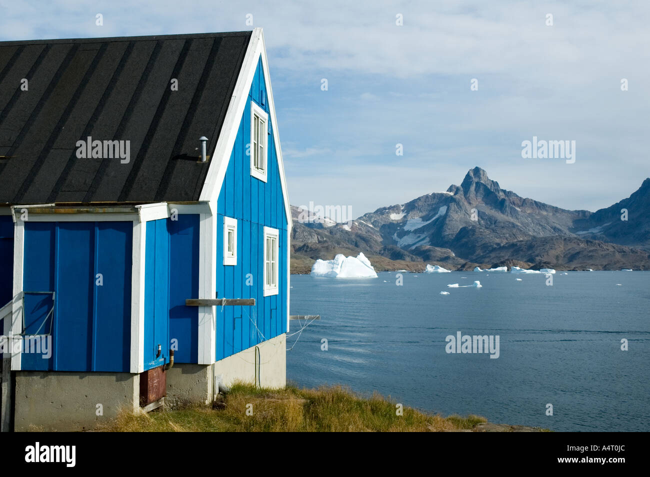 Cabane des Inuits au village de Tasiilaq, anciennement connu sous le nom de l'Île, Ammassalik Angmagssalik, fjord Sermilik, Est du Groenland. Banque D'Images