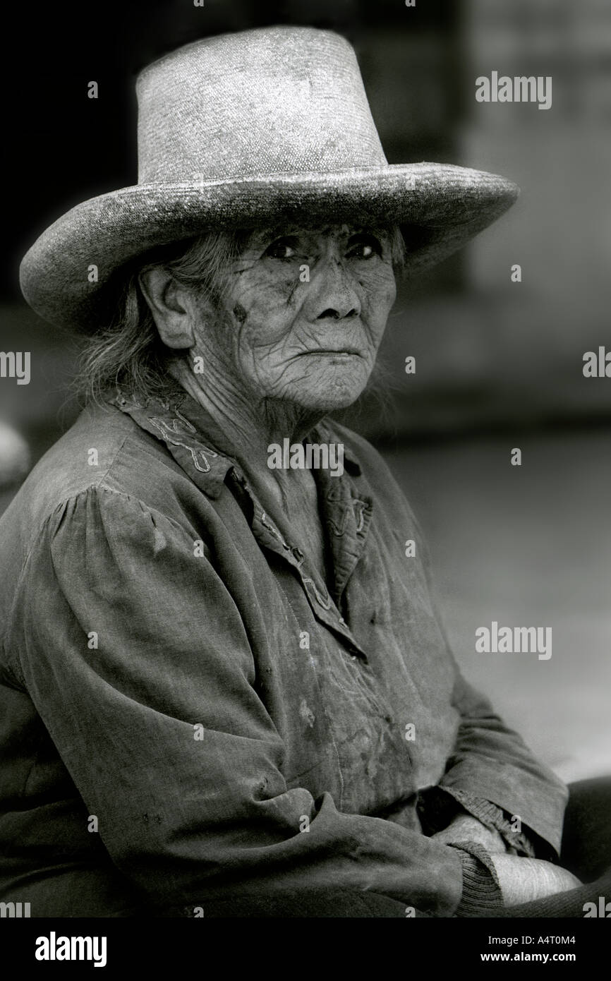 Femme avec un chapeau de paille fier descendant de la race des Incas au Pérou monochrome portrait Banque D'Images
