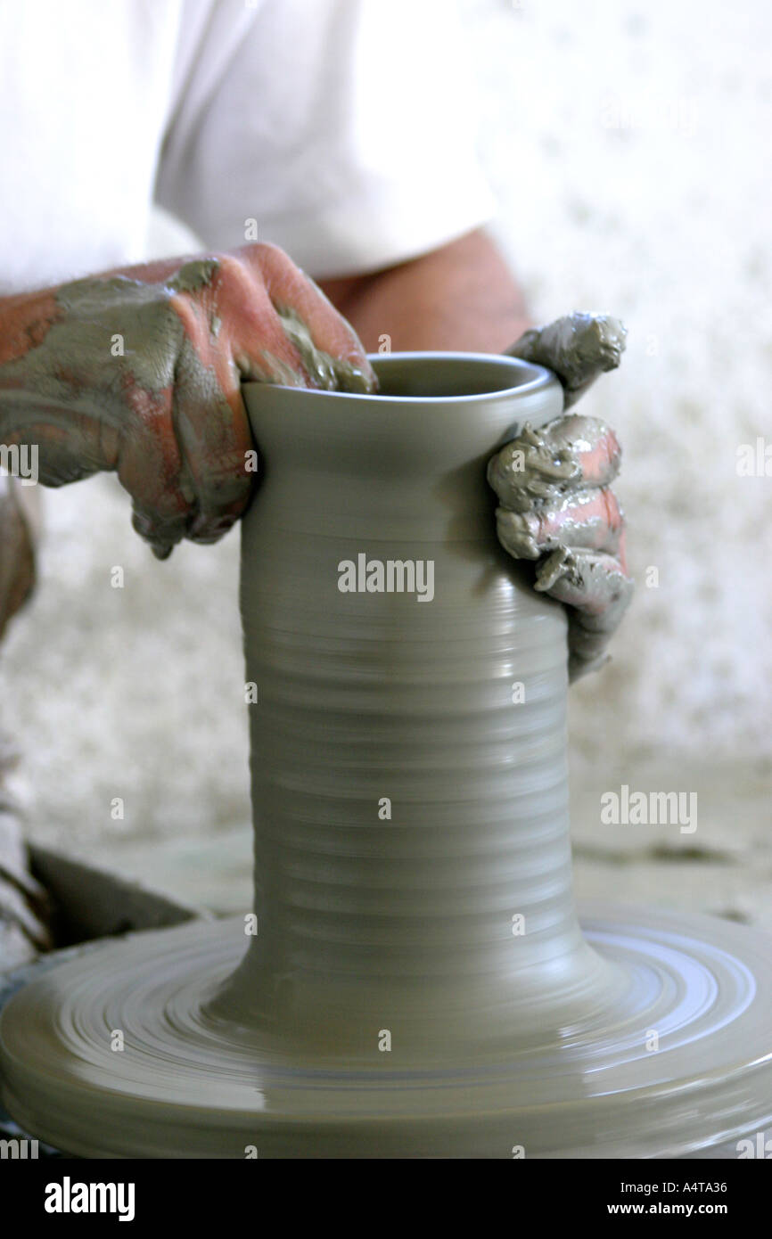 Vase d'argile potiers façonnent les mains Banque D'Images