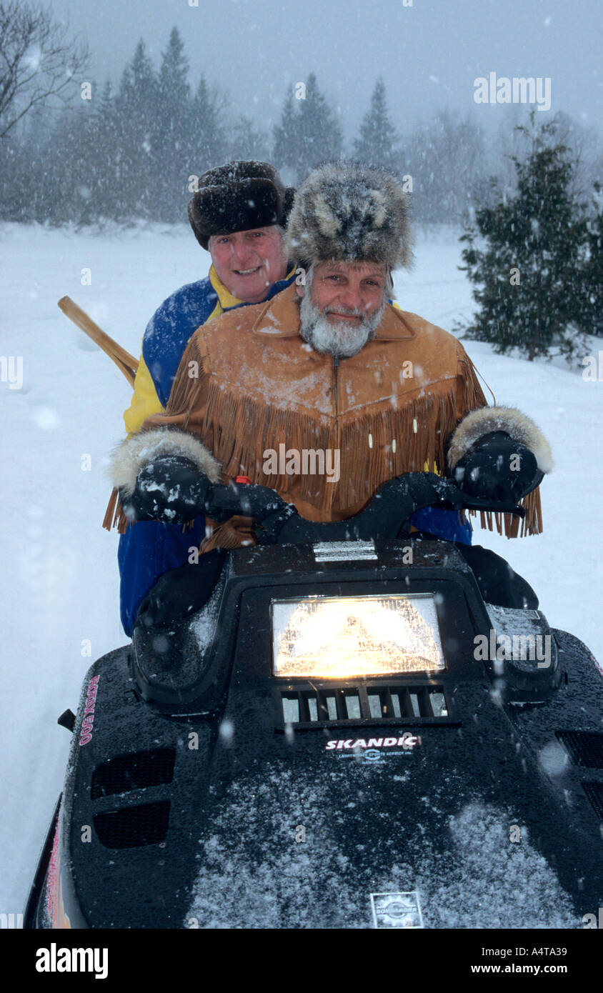 La motoneige est un sport d'hiver populaire,avec tous les âges, au Québec le long des itinéraires balisés d'un séjour à l'hôtel Banque D'Images